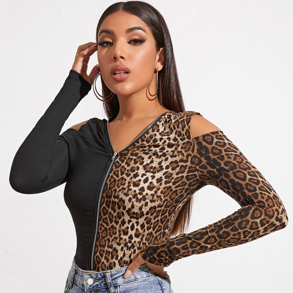 Camiseta ajustada con costuras en V y cuello en color de contraste sexy